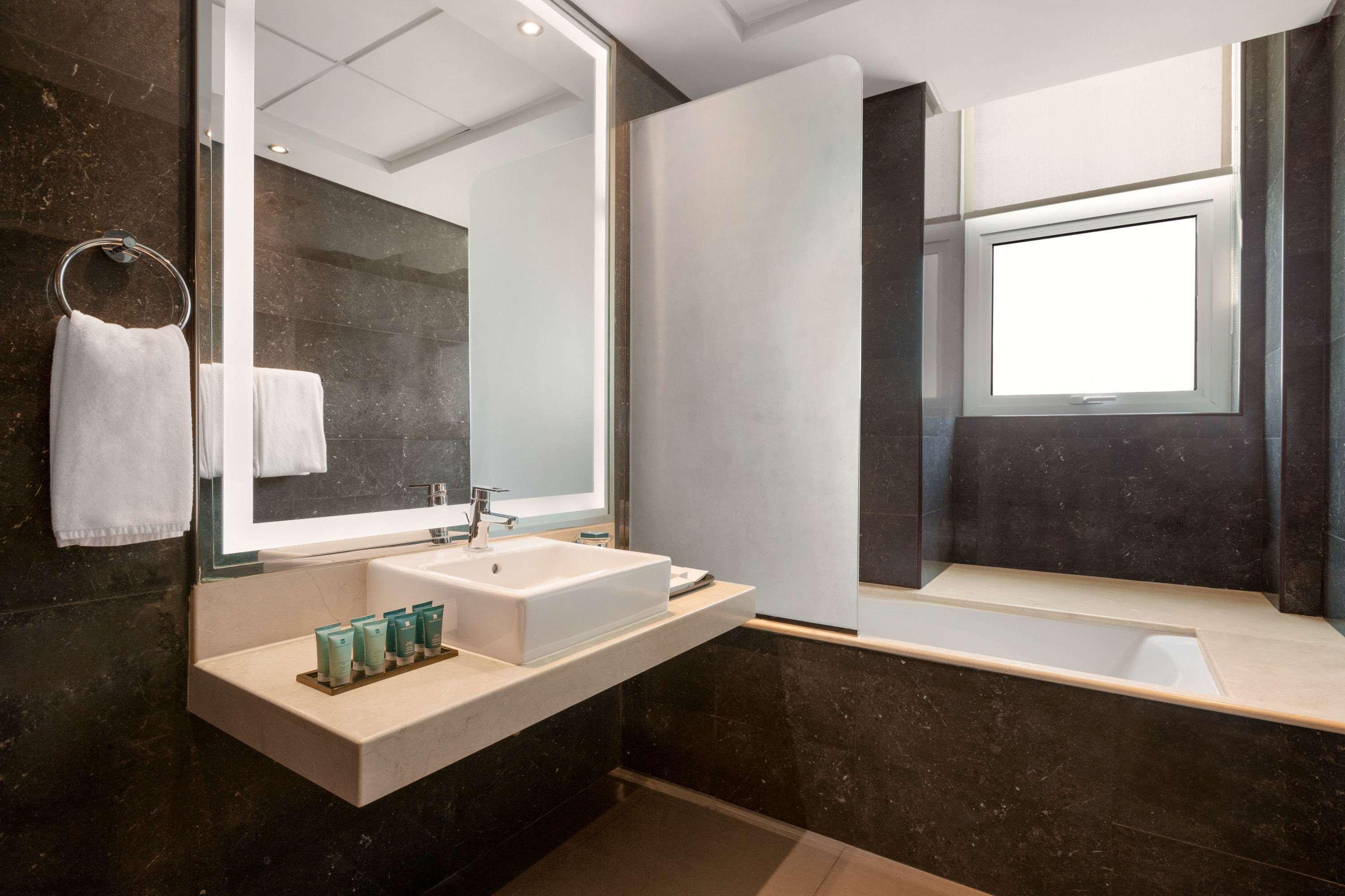 Hotel Ramada By Wyndham Centre Manama